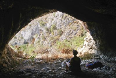 Alex dans une grotte du versant gauche du Valle dell'Inferno. Photo © André M. Winter