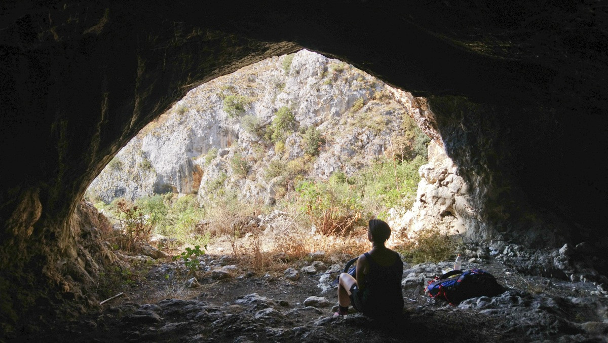 Alex dans une grotte du versant gauche du Valle dell'Inferno. Photo © André M. Winter