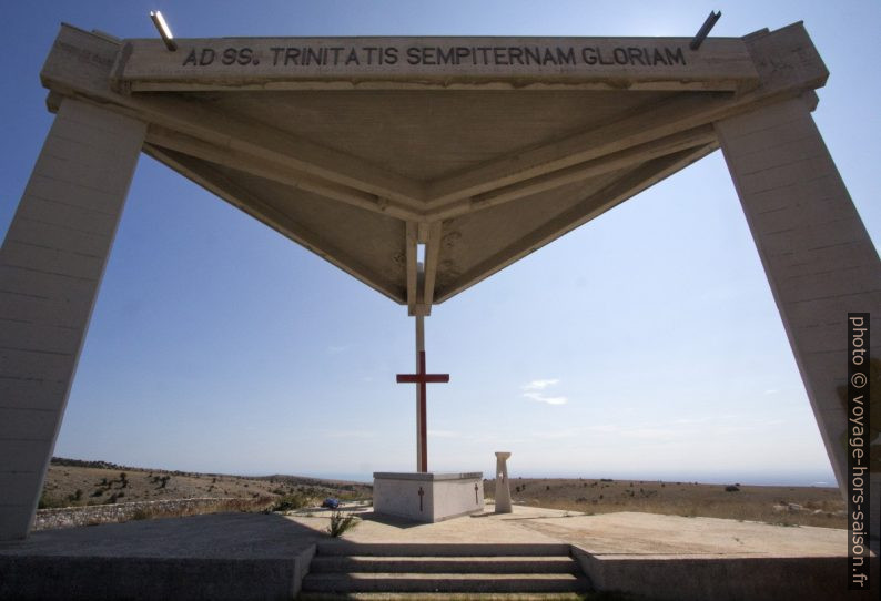 Toit triangulaire de l'autel monumental de San Camillo. Photo © André M. Winter