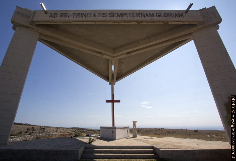 Toit triangulaire de l'autel monumental de San Camillo. Photo © André M. Winter