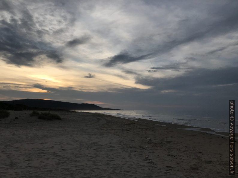 La sera nella Spiaggia paradiso della Isola Varano. Photo © Alex Medwedeff