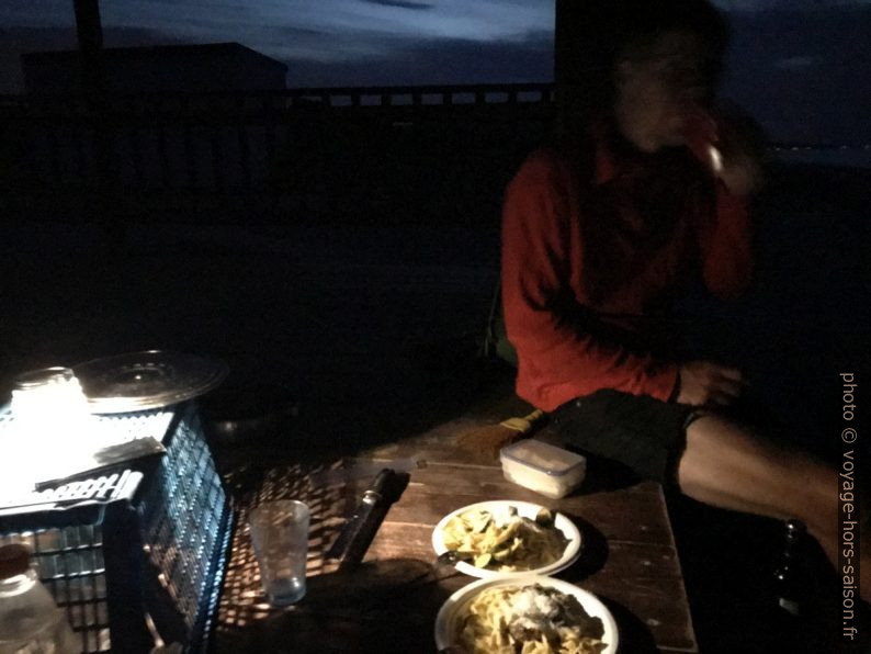 André au dîner sur Spiaggia paradiso della Isola Varano. Photo © Alex Medwedeff