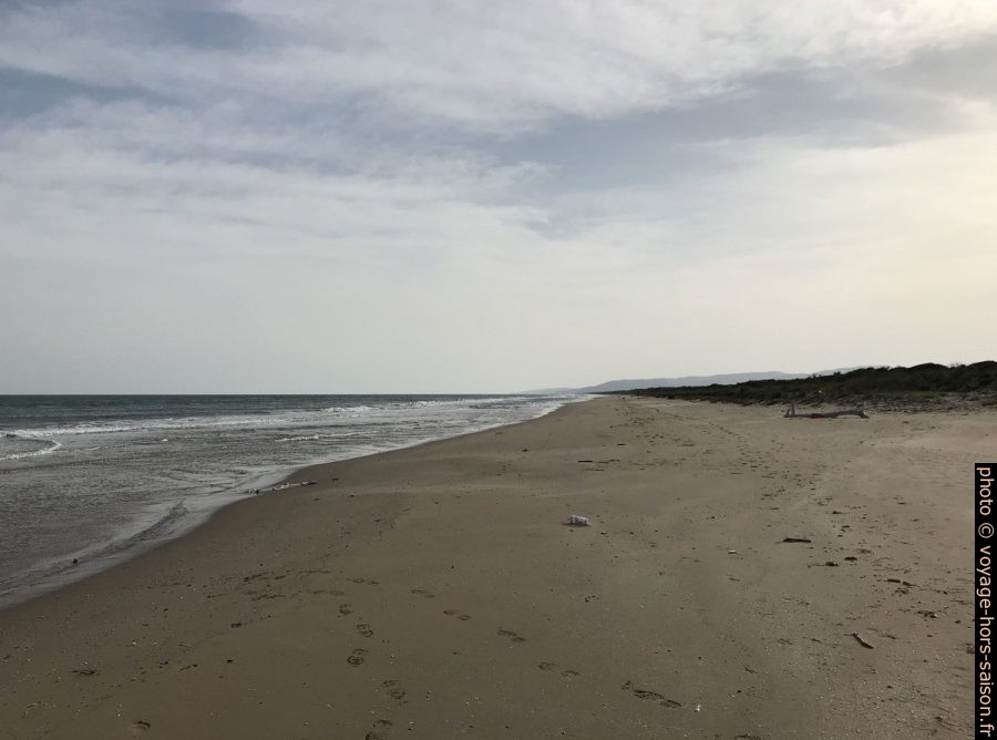 La Spiaggia Paradiso sur Varano. Photo © Alex Medwedeff