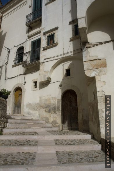 Ruelle montante dans le centre de Rodi Garganico. Photo © Alex Medwedeff