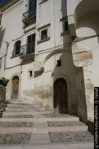 Ruelle montante dans le centre de Rodi Garganico. Photo © Alex Medwedeff