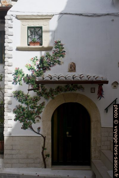 Façade peinte dedans le centre de Rodi Garganico. Photo © Alex Medwedeff
