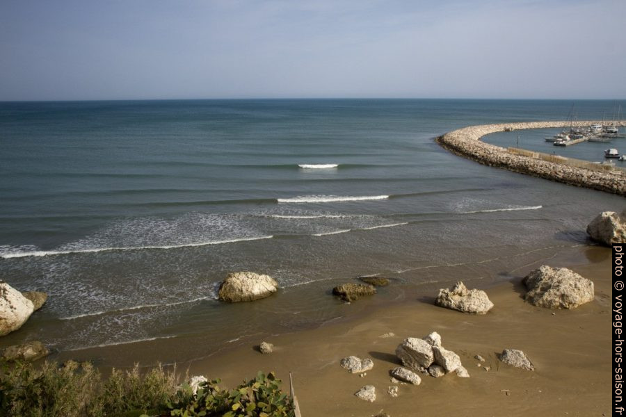 Spiaggia del leone et la jetée curviligne du port de Rodi Garganico. Photo © Alex Medwedeff