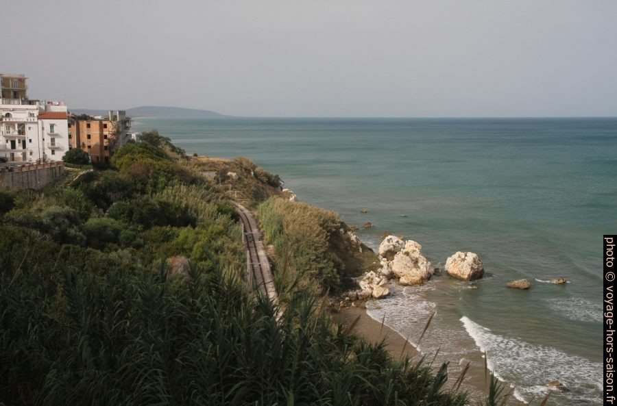 Le chemin de fer sous la ville de Rodi Garganico. Photo © Alex Medwedeff