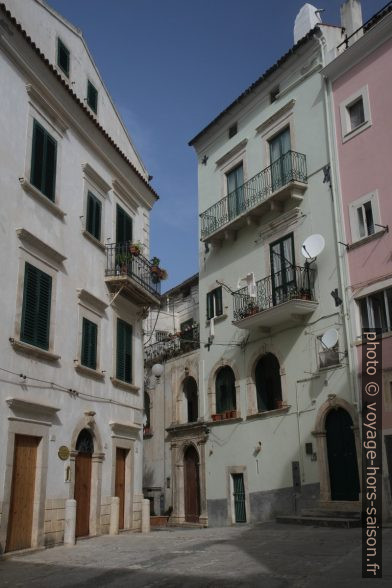 Une petite place dans le centre de Rodi Garganico. Photo © Alex Medwedeff