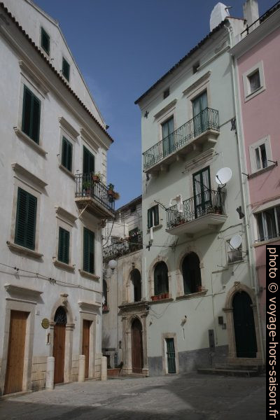 Une petite place dans le centre de Rodi Garganico. Photo © Alex Medwedeff