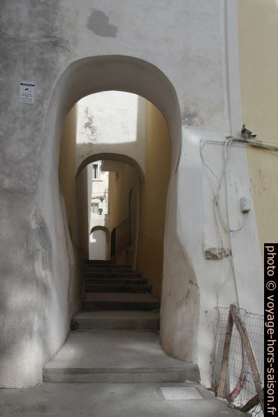Un passage dans le mur d'enceinte de Rodi Garganico. Photo © Alex Medwedeff