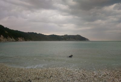 La côte d'Ancône par temps d'orage. Photo © André M. Winter