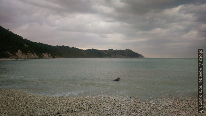 La côte d'Ancône par temps d'orage. Photo © André M. Winter