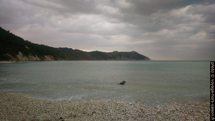 La côte d'Ancône par temps d'orage. Photo © André M. Winter