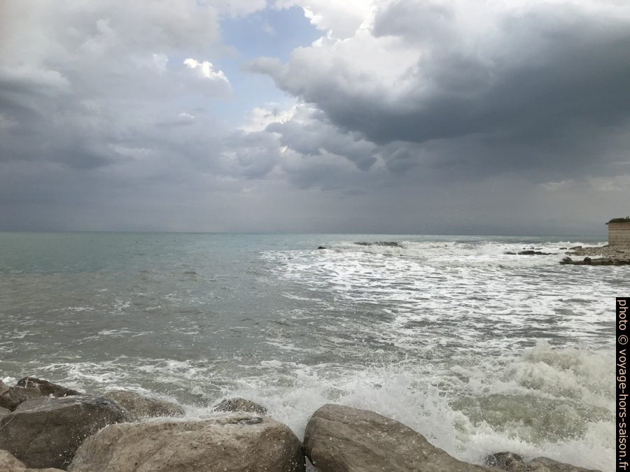 Portonovo par temps couvert. Photo © Alex Medwedeff