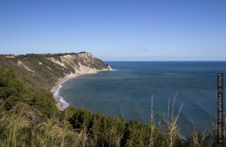 La côte d'Ancône vue le matin. Photo © André M. Winter