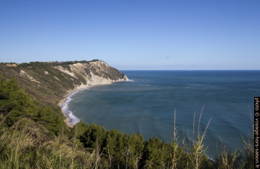 La côte d'Ancône vue le matin. Photo © André M. Winter