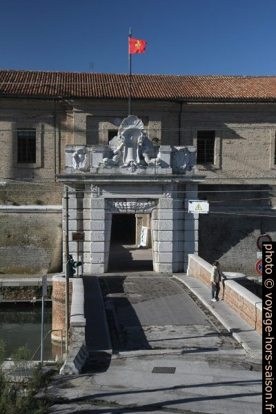 Porte côté terre du lazaret d'Ancône. Photo © Alex Medwedeff