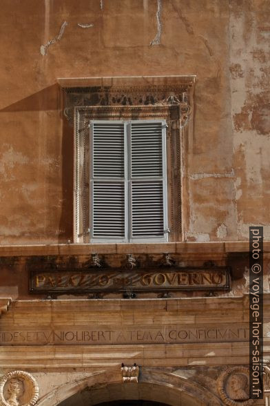 Une fenêtre du Palazzo del Governo d'Ancôna. Photo © André M. Winter