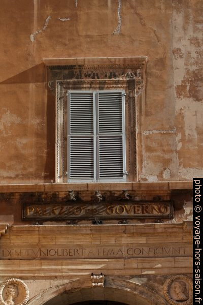 Une fenêtre du Palazzo del Governo d'Ancôna. Photo © André M. Winter
