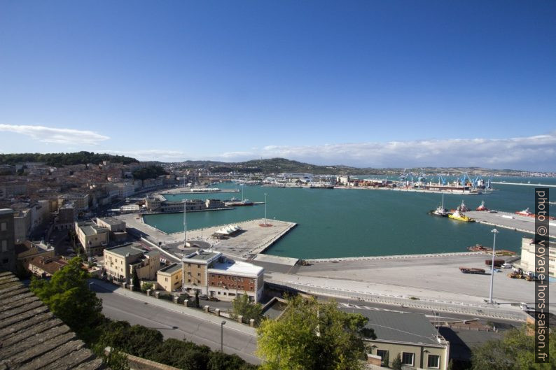 Bassin du port d'Ancône. Photo © André M. Winter