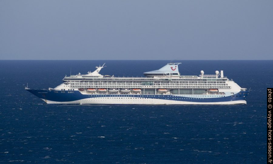 Le navire de croisière Marella Discovery 2 au large d'Ancône lors de la pandémie Covid-19. Photo © André M. Winter