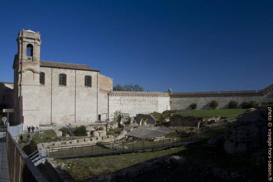 Chiesa di San Gregorio et le l'amphithéâtre romain d'Ancône. Photo © Alex Medwedeff
