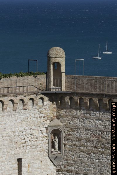 Échauguette du mur d'enceinte d'Ancône au-dessus de l'amphithéâtre romain. Photo © André M. Winter