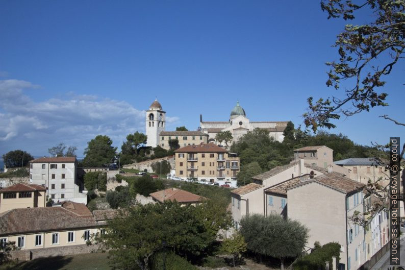 La cathédrale d'Ancône sur la colline. Photo © André M. Winter