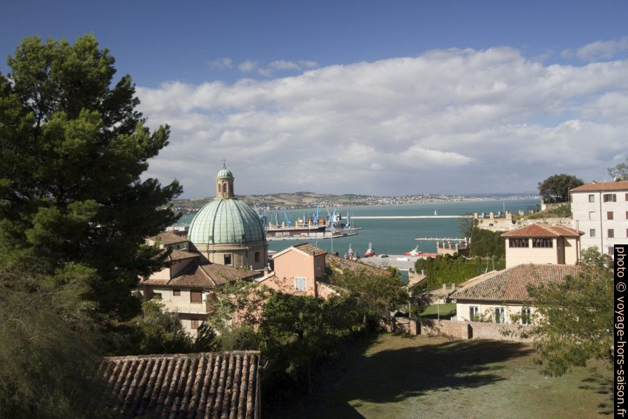Chiesa dei SS. Pellegrino e Teresa et le Golfe d'Ancône. Photo © André M. Winter