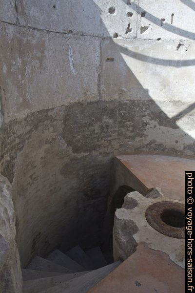 Socle de la lentille de l'ancien phare d'Ancône. Photo © Alex Medwedeff
