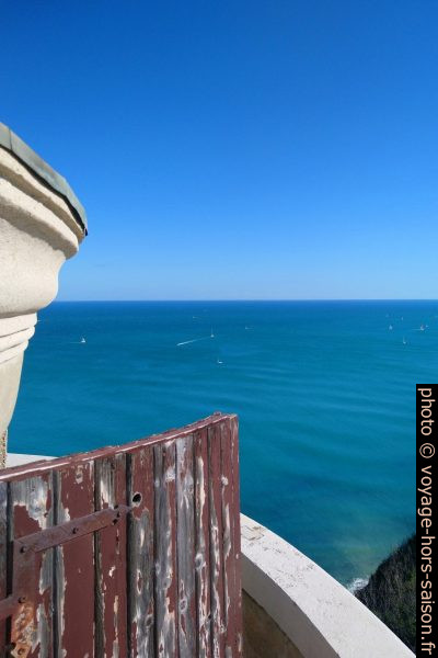 La porte donnant sur la galerie de l'ancien phare d'Ancône. Photo © André M. Winter