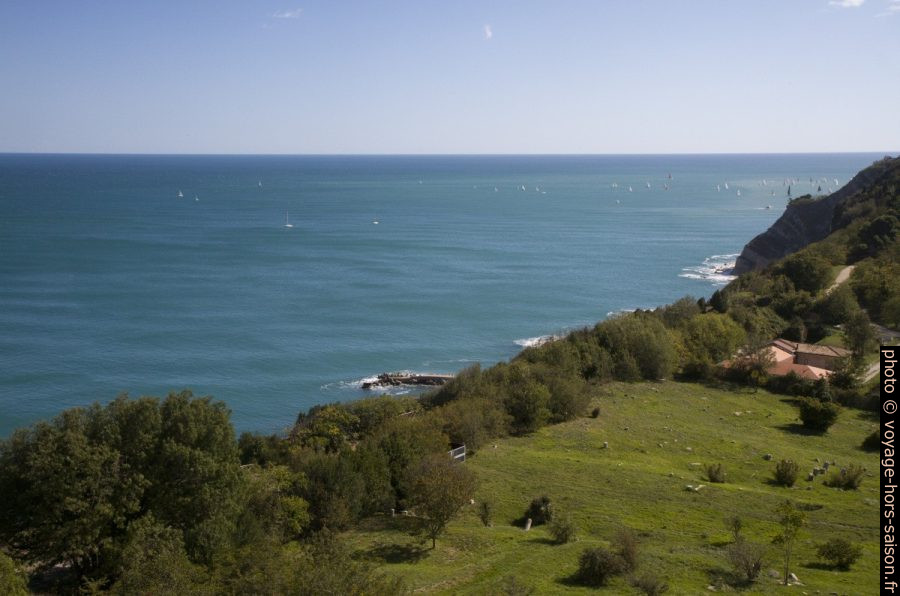 Le cimetière juif vu de l'ancien phare d'Ancône. Photo © Alex Medwedeff