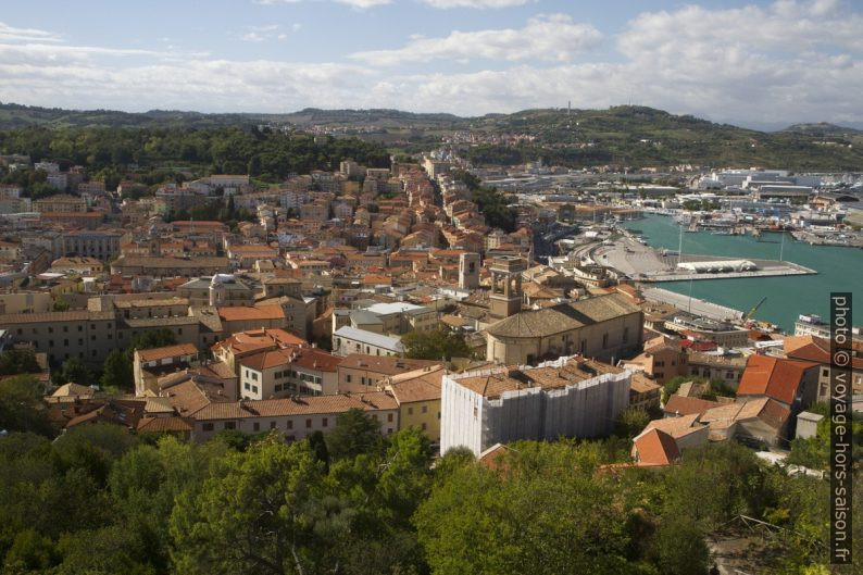 La ville vue de l'ancien phare d'Ancône. Photo © Alex Medwedeff