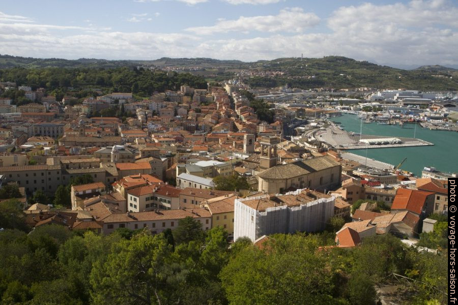 La ville vue de l'ancien phare d'Ancône. Photo © Alex Medwedeff