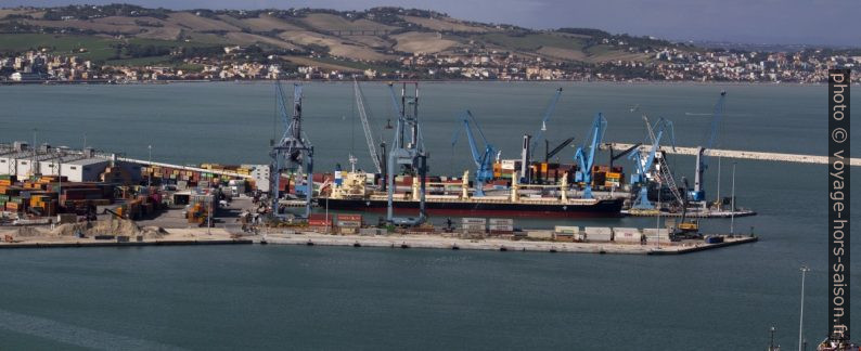 Grues portuaires du Molo Sud d'Ancône. Photo © André M. Winter