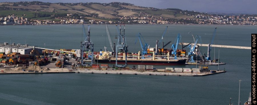 Grues portuaires du Molo Sud d'Ancône. Photo © André M. Winter