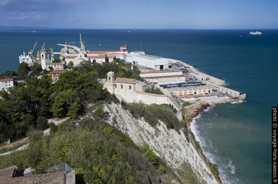 Chantiers navals et la cathédrale vus de l'ancien phare d'Ancône. Photo © Alex Medwedeff