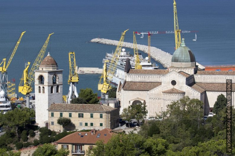 La cathédrale vue de l'ancien phare d'Ancône. Photo © André M. Winter