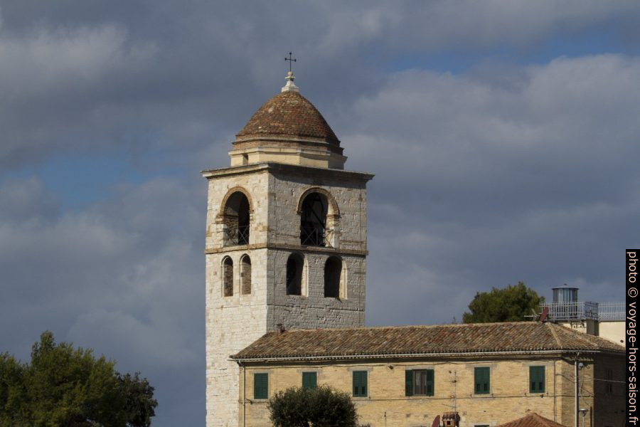 Le campanile de cathédrale vu de l'ancien phare d'Ancône. Photo © André M. Winter