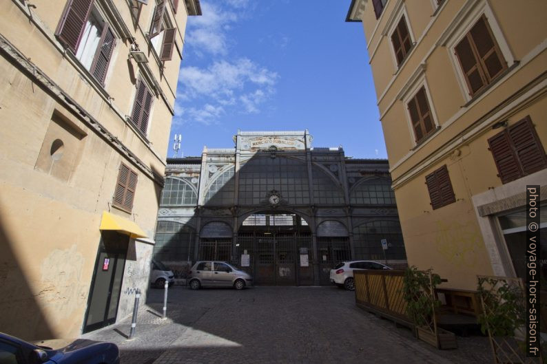 Porta del mercato pubblico di Ancona. Photo © André M. Winter