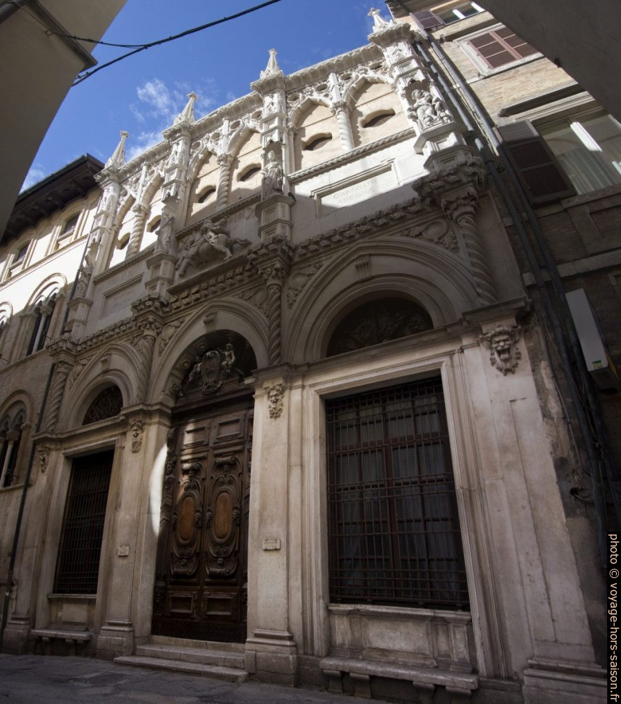 Loggia dei Mercanti di Ancona. Photo © André M. Winter
