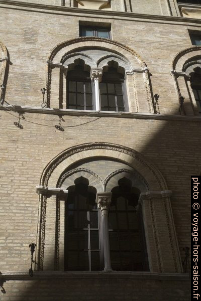 Fenêtres du Palazzo Benincasa. Photo © Alex Medwedeff