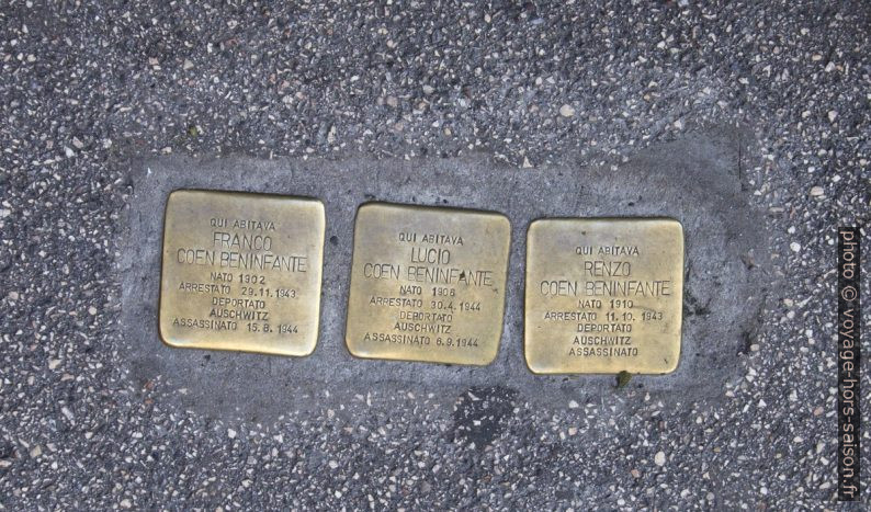 Trois Stolpersteine pour la famille Coen Beninfante à Ancône. Photo © André M. Winter