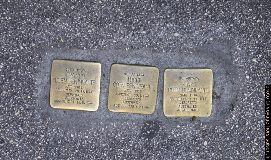 Trois Stolpersteine pour la famille Coen Beninfante à Ancône. Photo © André M. Winter