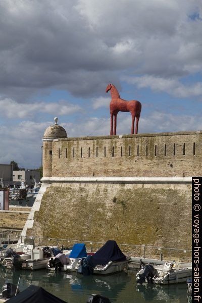 Un cheval rouge sur le lazaret d'Ancône. Photo © Alex Medwedeff
