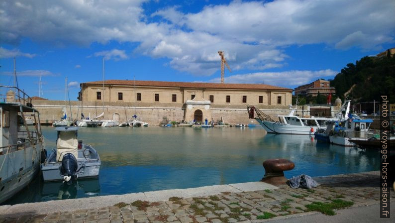 Porte côté mer du lazaret d'Ancône. Photo © André M. Winter