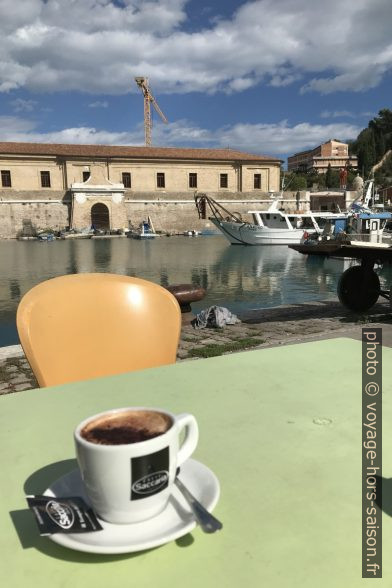 Un café pris devant le lazaret d'Ancône. Photo © Alex Medwedeff