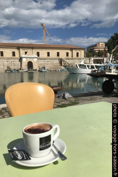 Un café pris devant le lazaret d'Ancône. Photo © Alex Medwedeff
