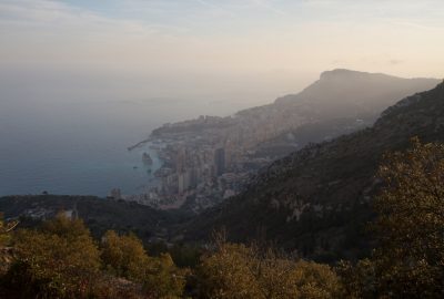 Vue sur Monaco. Photo © Alex Medwedeff